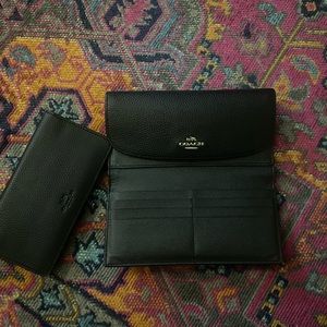 Looks like new! Pebbled leather coach wallet in excellent condition! Used twice